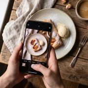 foto makanan smartphone plating kayu